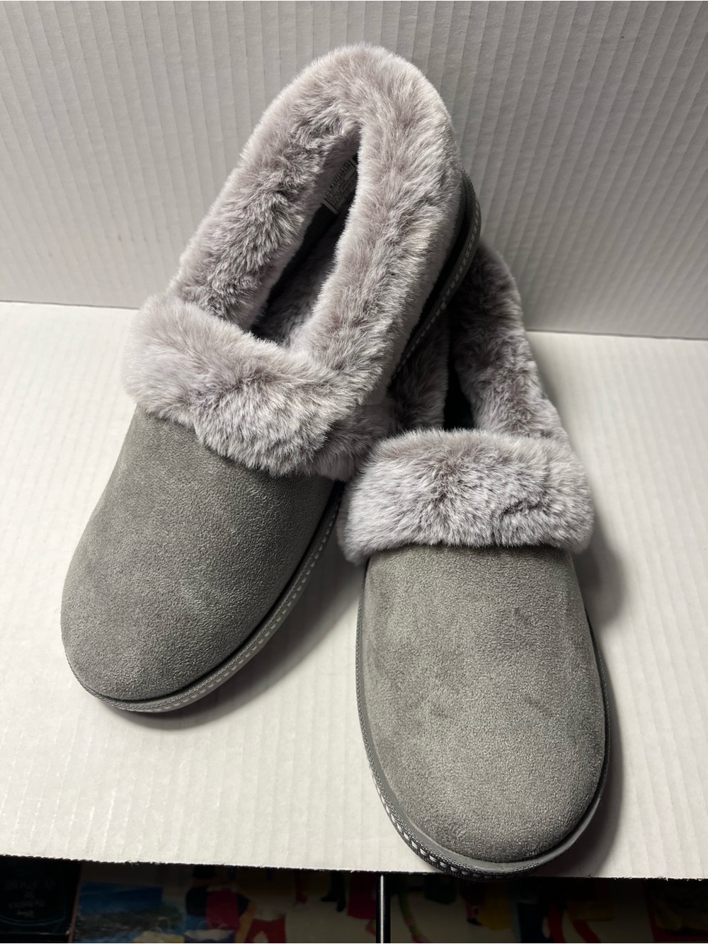 Sketchers cozy campfire womenβs Gray Faux Fur Lined Slip-On Slippers Sz 7